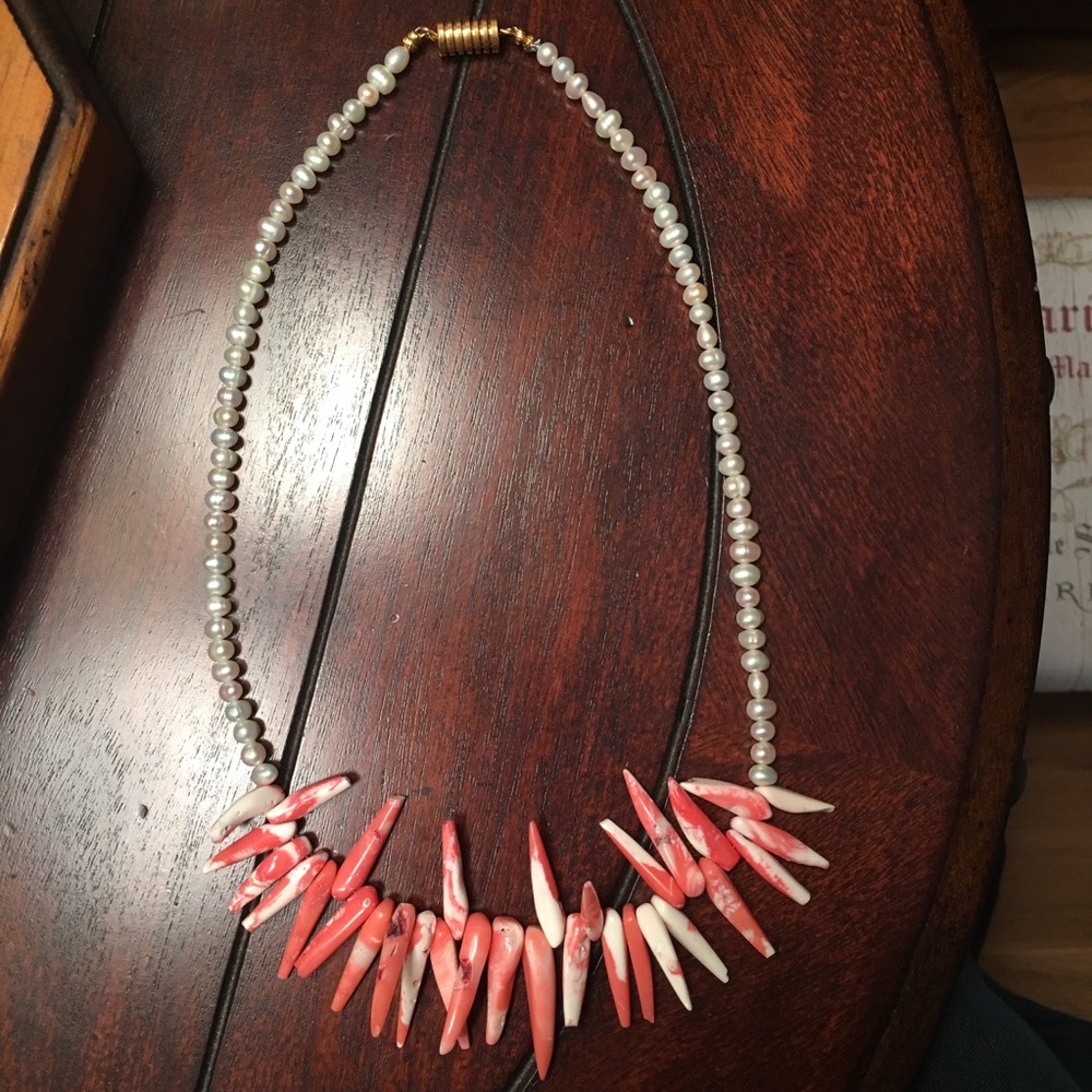 Pink coral & cultured freshwater pearl necklace - Picture 4 of 8